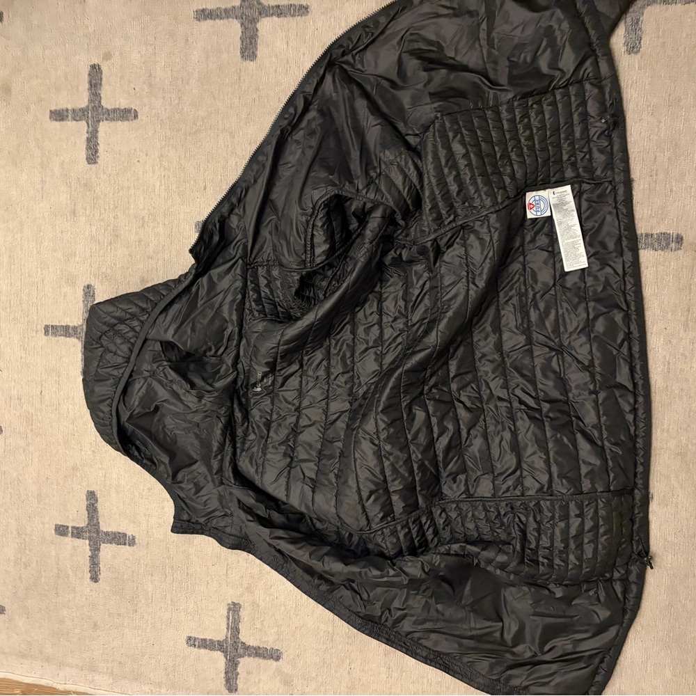 Cotopaxi Men's Capa Insulated Hooded Jacket in charcoal - Picture 8 of 10